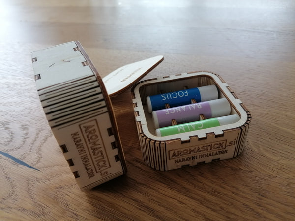 AromaStick paket 3 vrhunskih inhalatorjev v personalizirani leseni škatlici